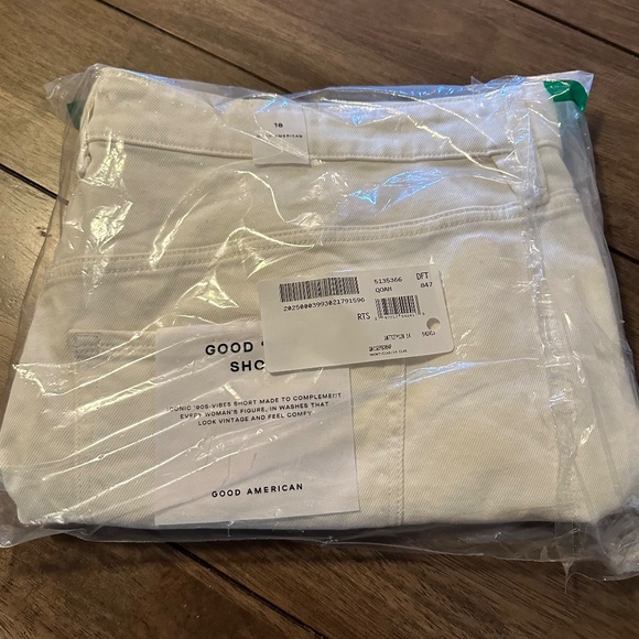 Good American Good '90s Ripped Raw Hem Denim Shorts White Plus Size 16 - Picture 3 of 5